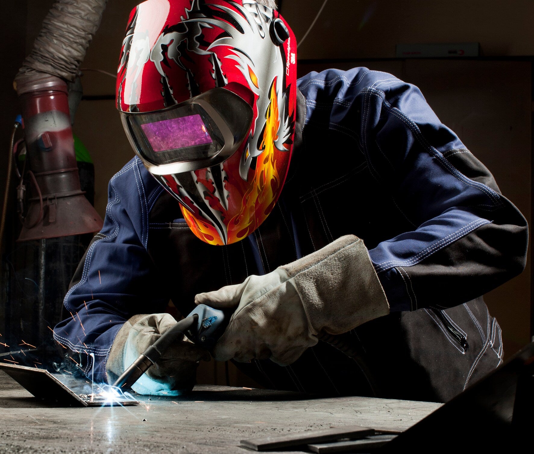 A Model welder in the 3M™ Speedglas™ Welding Helmets 100 Series, Razor Dragon, with Welding Filter 100v